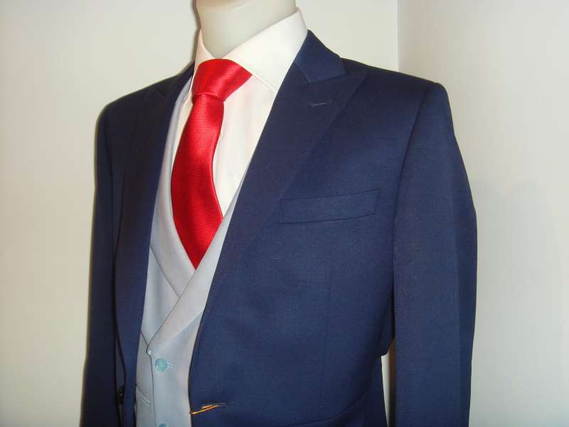 Chaqué azul oscuro con corbata roja y chaleco gris claro. Boda 10, barrio de Salamanca, Madrid.