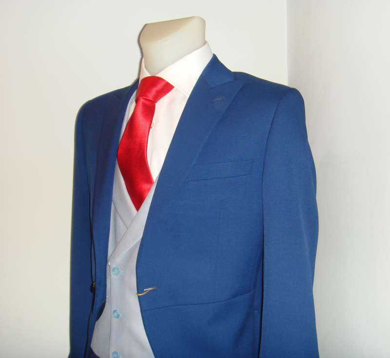Chaqué azul claro con corbata roja y chaleco gris claro. Boda 10, barrio de Salamanca, Madrid.