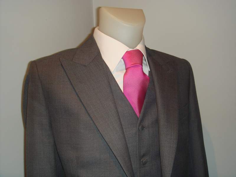 Chaqués grises venta y alquiler, con corbata rosa. Boda 10, Madrid.
