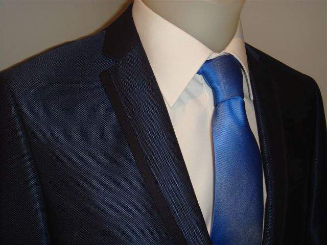 Traje de novio azul oscuro con corbata azul clara en Boda 10, alquiler y venta de trajes en Madrid, barrio de Salamanca