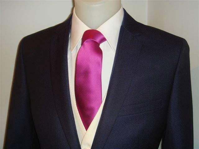 Traje de novio azul oscuro con corbata morada de Boda 10, alquiler y venta en Madrid, barrio de Salamanca