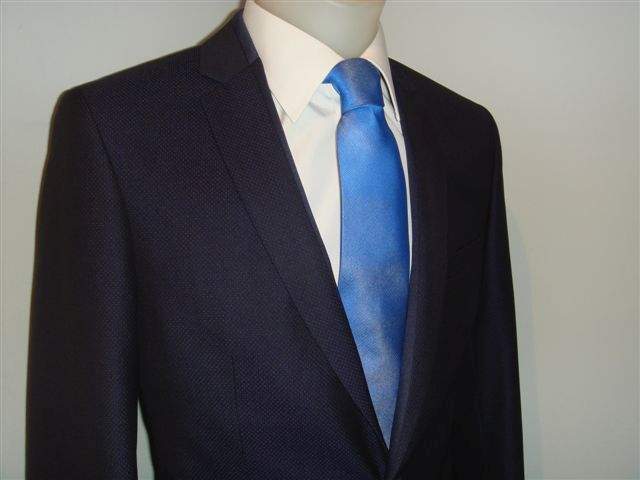 Traje de novio negro con corbata azul de Boda 10, alquiler y venta en Madrid, bario de Salamanca