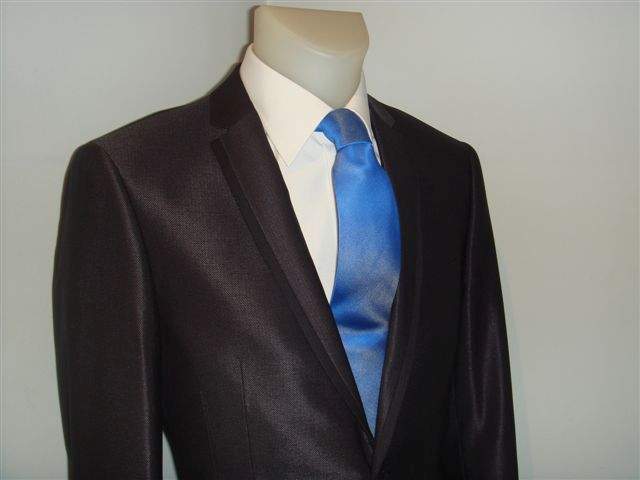 Traje de novio negro con corbata azul de Boda 10, alquiler y venta en Madrid, bario de Salamanca